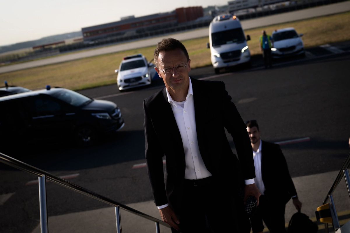 Szijjártó Péter szerint Brüsszel veszélyezteti Magyarország energiabiztonságát és a rezsicsökkentést. A miniszter Athénban tárgyal a kérdésről.