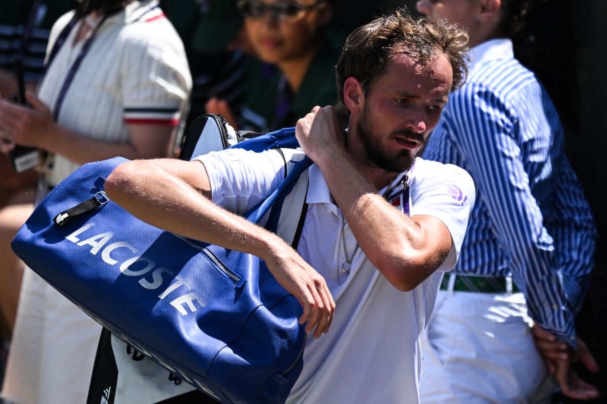 Danyiil Medvegyev számára a Roland Garros után Wimbledon is az első fordulóban ért véget, a korábbi világelső Benjamin Bonzi ellen kapott ki
