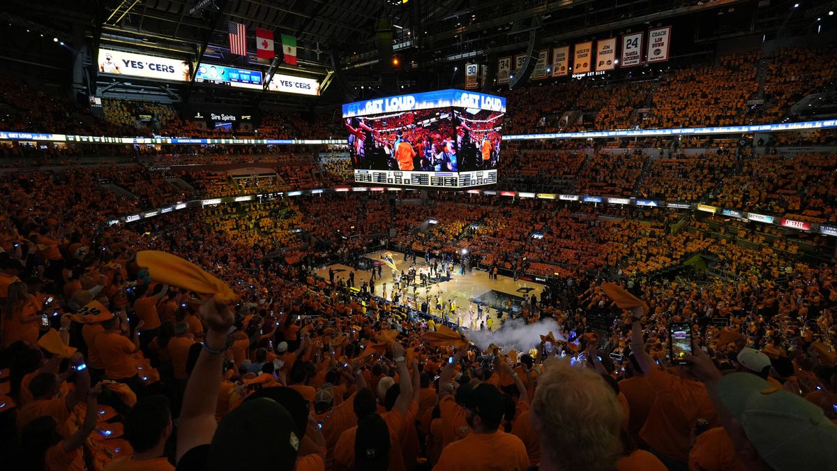 Az Indiana Pacers hazai pályáján a Gainbridge Fieldhouse-ban fergeteges volt a hangulat az NBA döntőjében.