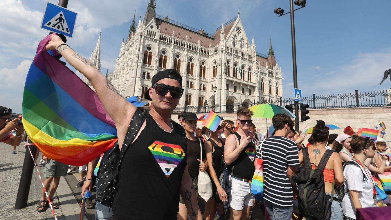 20220723 Budapest

Sok résztvevő vonult a pesti alsó rakparton a Szabadság térre a Budapest Pride rendezvényén. 

Fotó: Havran Zoltán HZ Magyar Nemzet

20220723 budapest pride felvonulas havran zoltan magyar nemzet