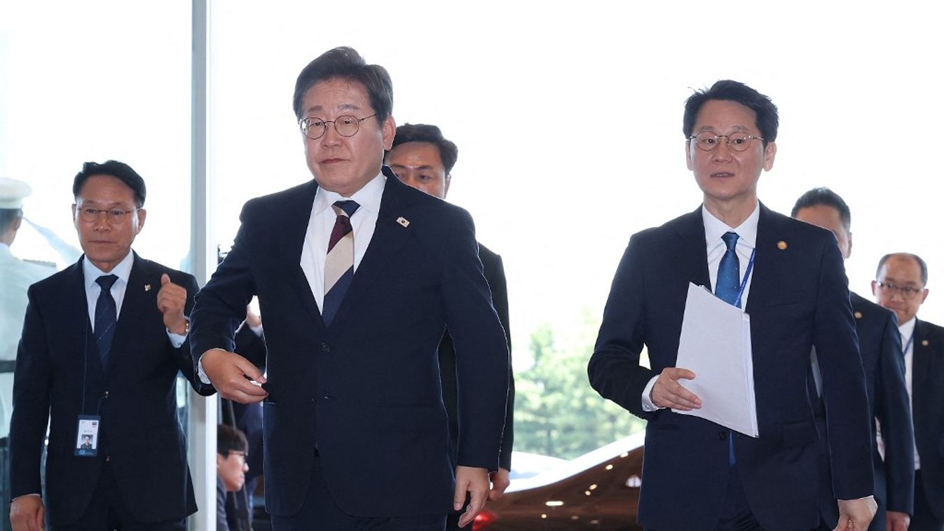 A dél-koreai elnök (K) megérkezik az elnöki hivatalba (Fotó: AFP)