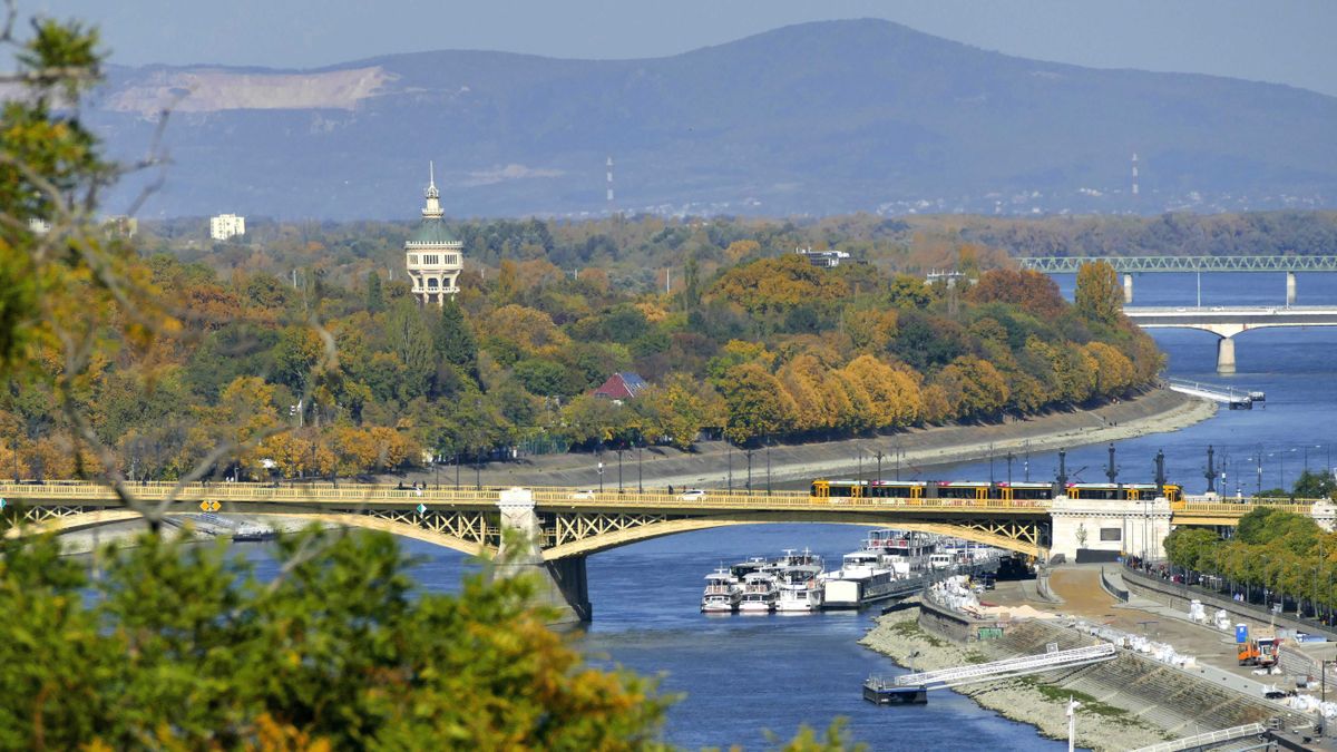 Fényes nappal, a nyílt után esett egymásnak két zenész Budapesten + videó