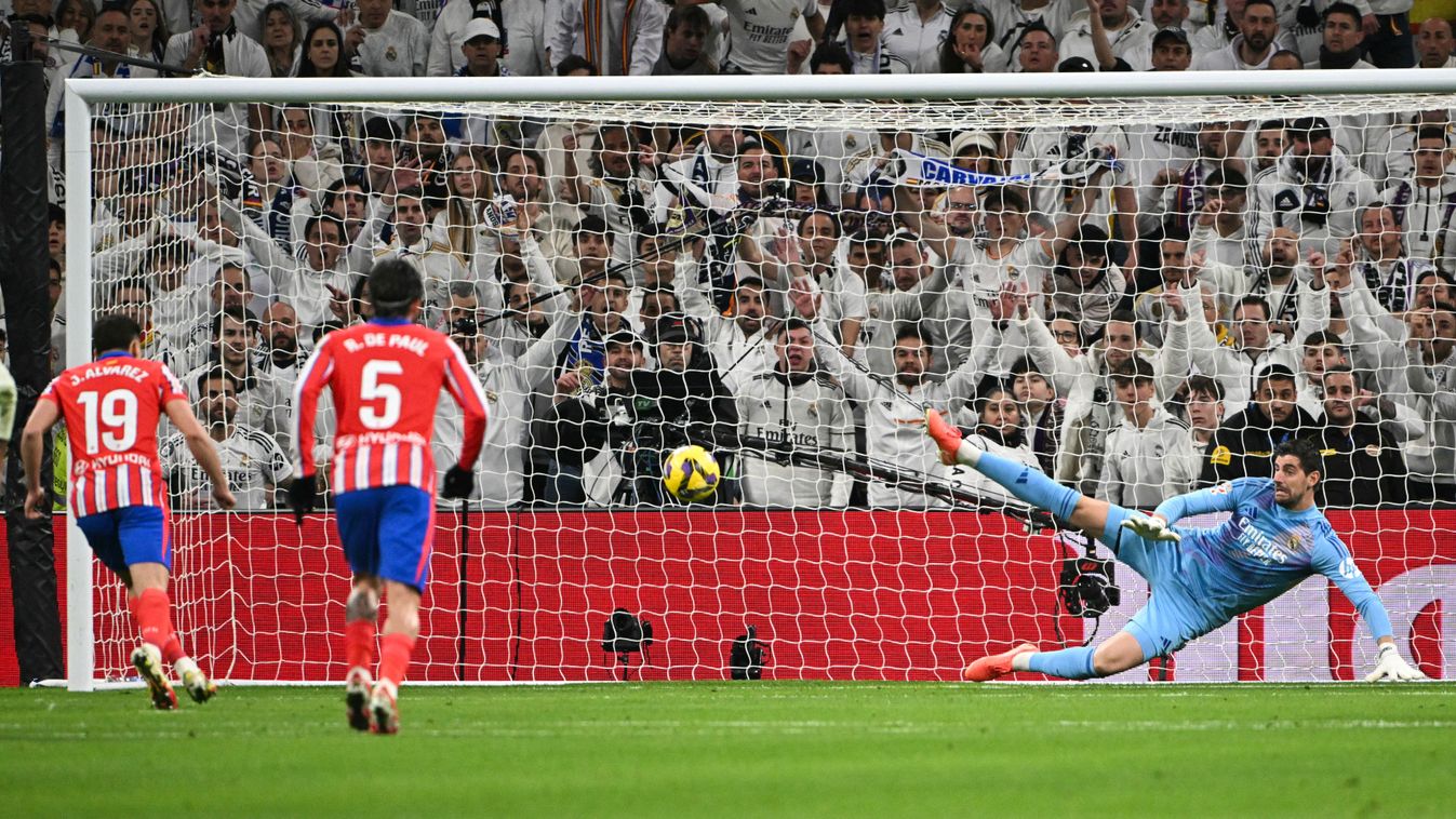 szabálymódosítás Atletico Madrid's Argentine forward #19 Julian Alvarez (L) converts a penalty to score their first goal past Real Madrid's Belgian goalkeeper #01 Thibaut Courtois during the Spanish league football match between Real Madrid CF and Club At