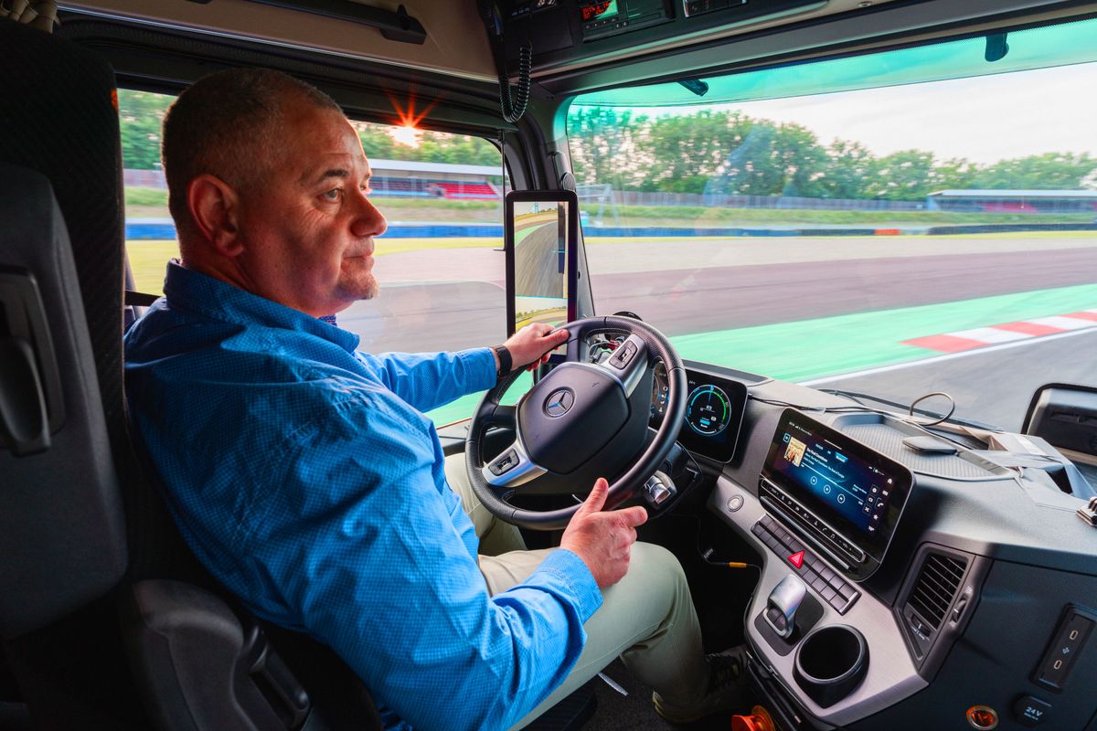 Marco Hellgrewe am Steuer des eActros 600 während des GUINNESS WORLD RECORDS™-Weltrekords im Rückwärtsfahren
Marco Hellgrewe at the steering wheel of the eActros 600 during the GUINNESS WORLD RECORDS™ reverse drive