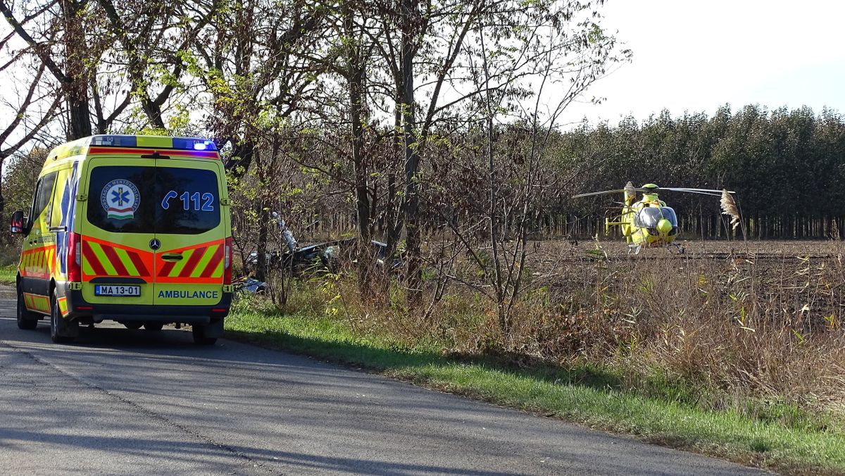 Kecskemét, 2023. november 22.
Mentőautó és mentőhelikopter az összeroncsolódott személyautónál (k) a Kecskemét és az M5-ös autópálya között húzódó Korhánközi úton, ahol meghalt egy gépkocsi sofőrje, aki járművével fának ütközött 2023. november 22-én. A megyei hírportál, a baon.hu úgy tudja, hogy az autót egy várandós nő vezette. Gyermekét császármetszéssel segítették a világra, majd kórházba vitték.
MTI/Donka Ferenc