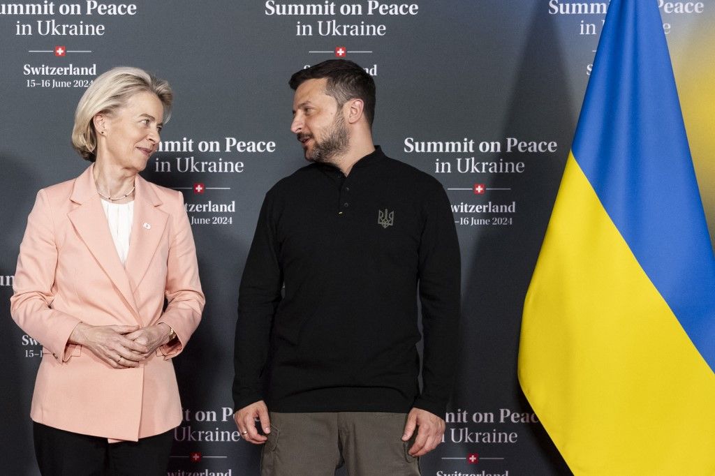 Ursula von der Leyen (B) az Európai Bizottság elnöke és Volodimir Zelenszkij Ukrajna elnöke (Fotó: AFP)