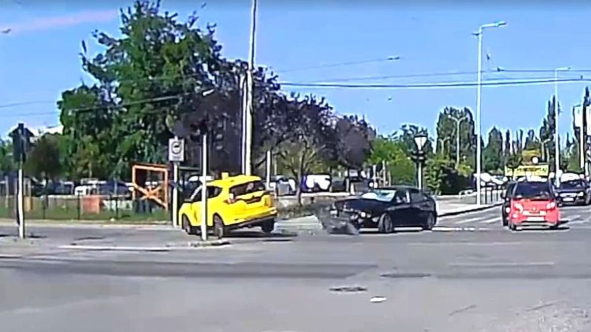 Piroson átszáguldó taxi ütközött a Mester utcában + videó