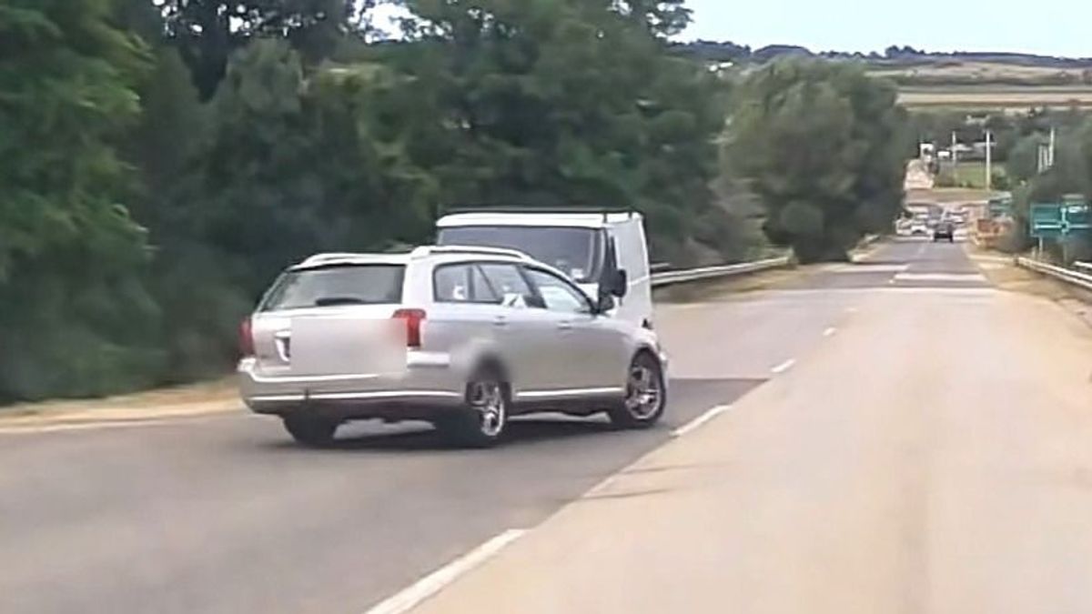 Útjában volt a furgon, de előtte majdnem a kamerás autóba szállt bele + videó