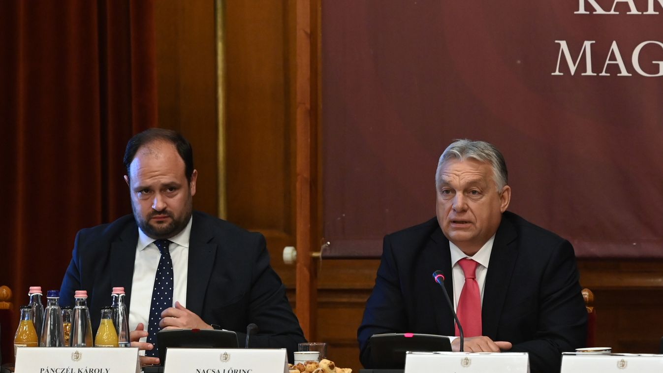 Orbán Viktor miniszterelnök (j) és Nacsa Lőrinc, a Miniszterelnökség nemzetpolitikáért felelős államtitkára a Kárpát-medencei Magyar Képviselők Fórumának plenáris ülésén az Országház Vadásztermében 2025. június 5-én (Fotó: MTI/Máthé Zoltán)