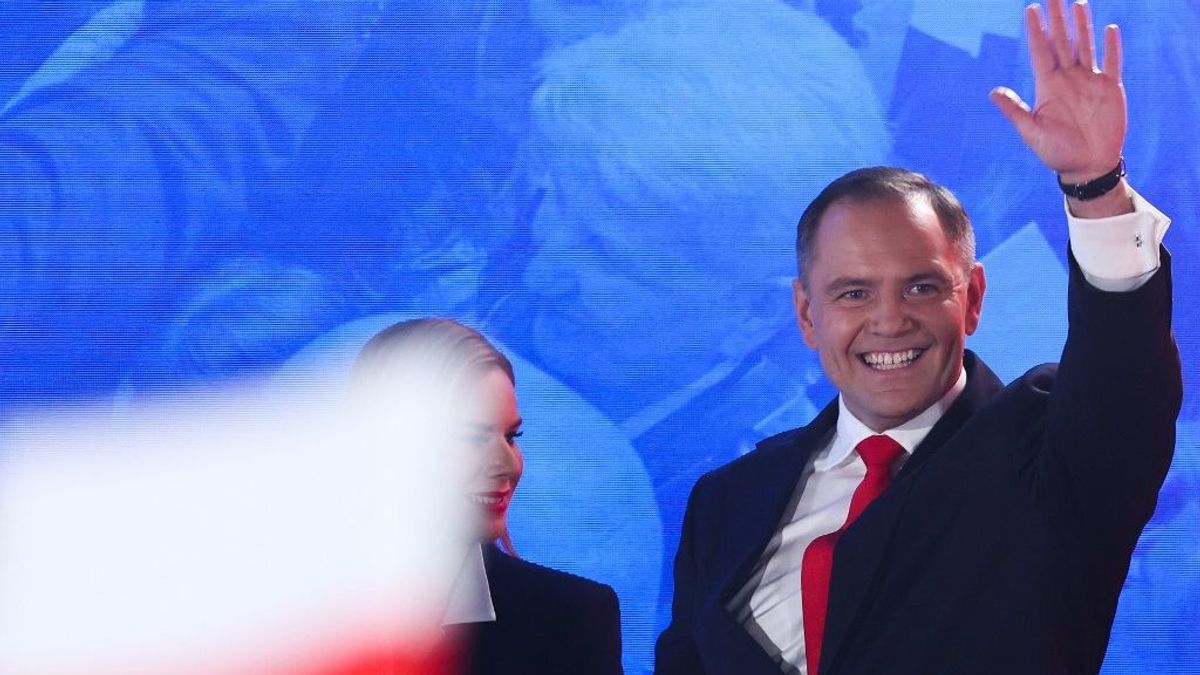 A jobboldali Nawrocki győzelme a Tusk-kormány bukását jelentheti