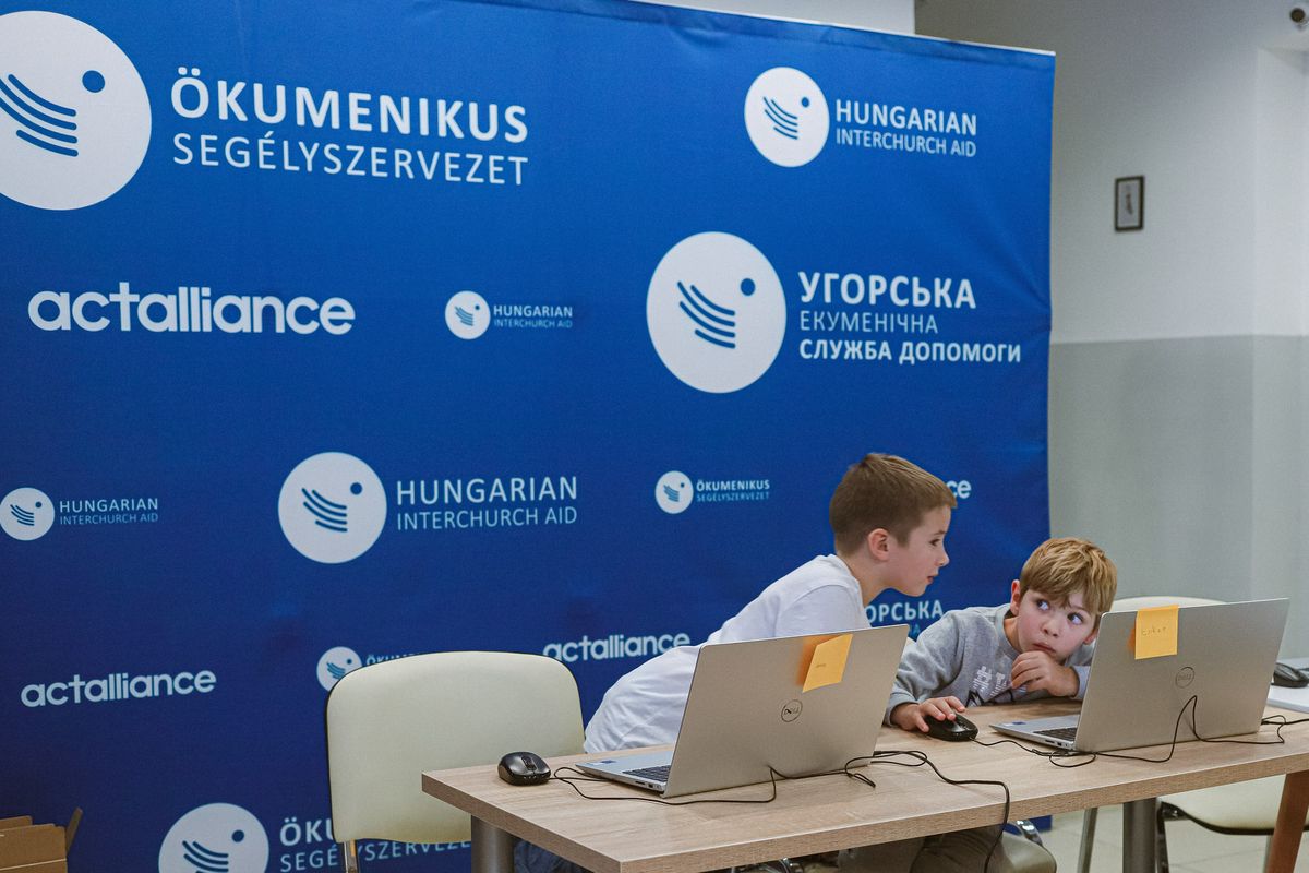 Programozást tanulnak gyerekek az Ökumenikus Segélyszervezet Ukrajnai Menekülteket Támogató Központjában Fotó: Ökumneikus Segélyszervezet/Fekete András