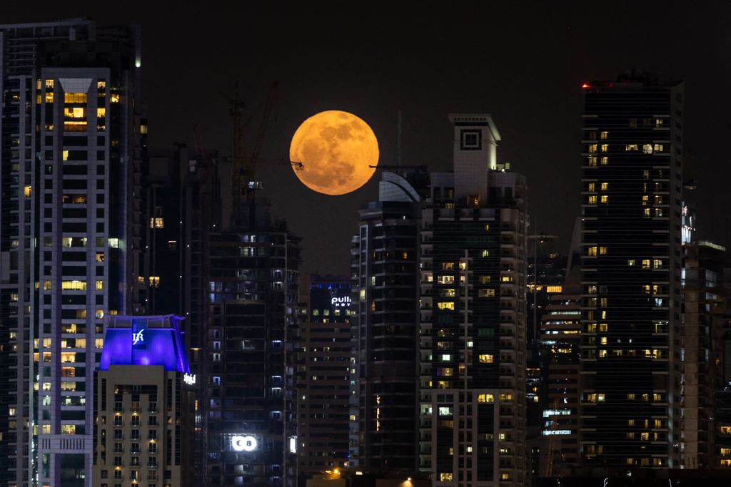 Dubajban narancsos színben pompázott a Strawberry Moon a felhőkarcolók felett