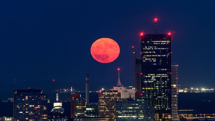 Bécsben hatalmasnak látszott a Stawberry Moon