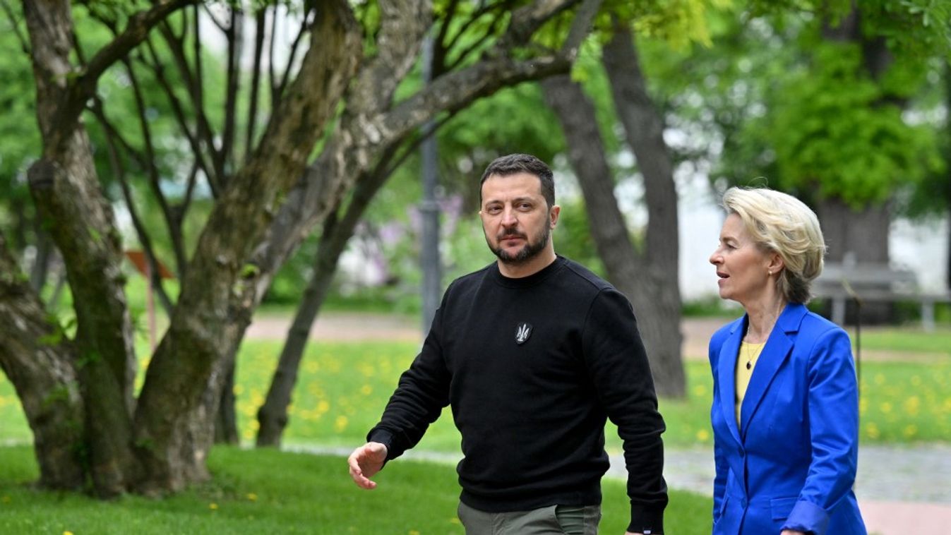 Volodimir Zelenszkij ukrán elnök (B) és Ursula von der Leyen, az Európai Bizottság elnöke (Fotó: AFP)