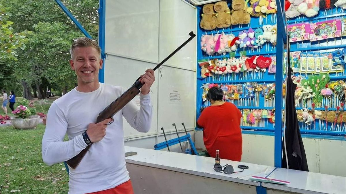 Magyar Péter légpuskával pózol, miközben lángba borul a világ