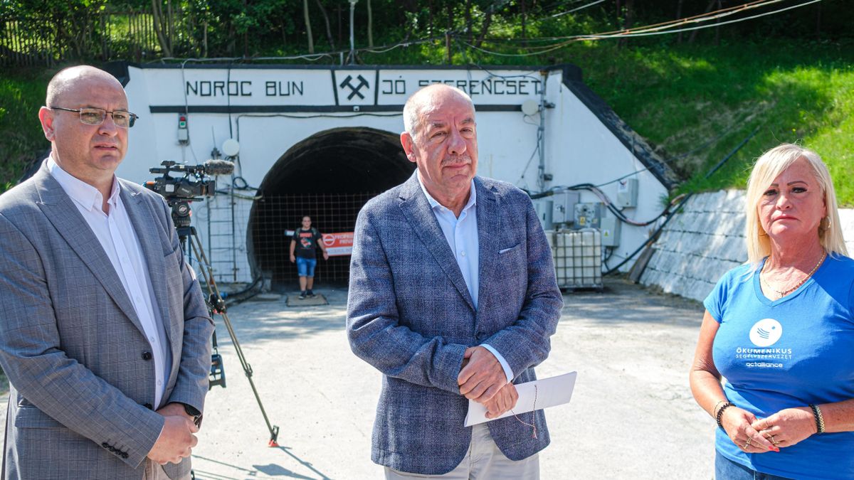 Parajd, 2025. június 8.
Sulyok Tamás köztársasági elnök (k) a vízzel elöntött parajdi sóbánya bejáratánál tart sajtótájékoztatót 2025. június 8-án. Balról Nyágrus László, Parajd község polgármestere.
MTI/Veres Nándor