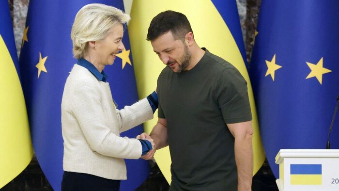 Ursula Von Der Leyen, az Európai Tanács elnöke és Volodiymir Zelenszkij, Ukrajna elnöke