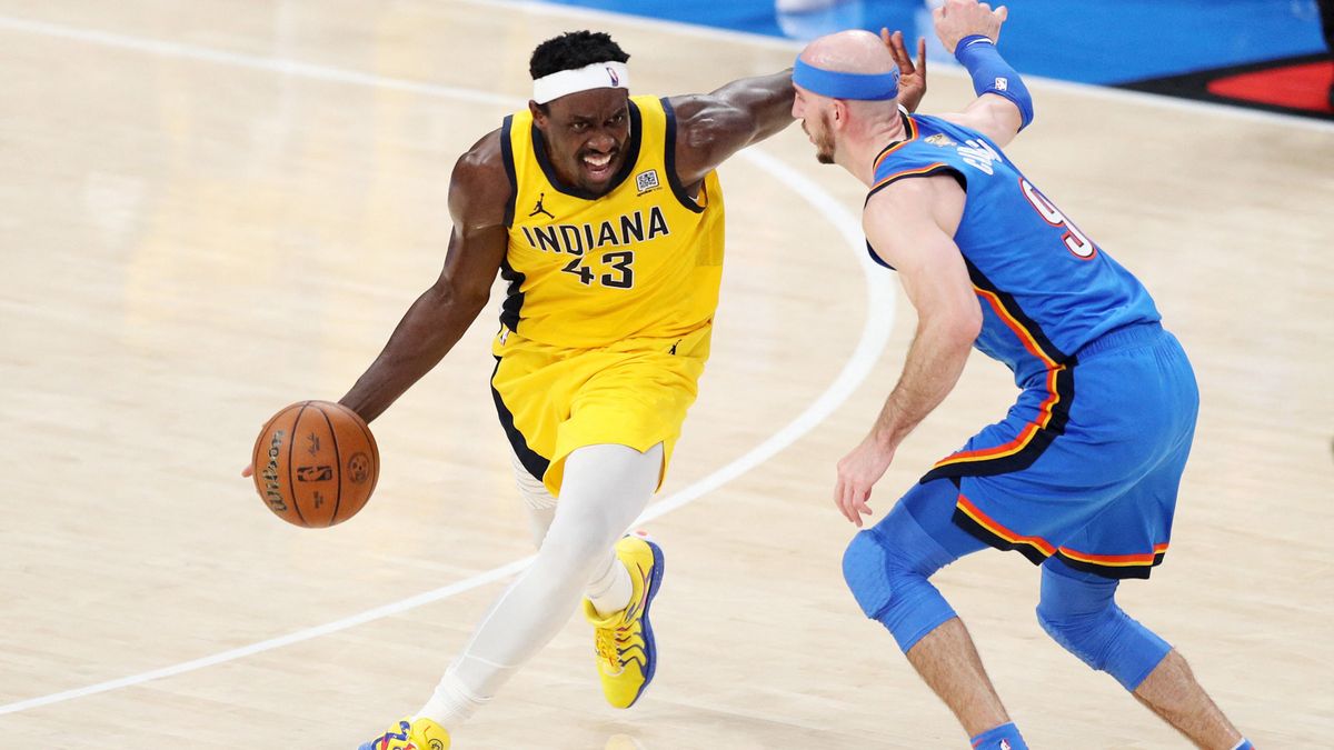  Indiana Pacers játékosa Pascal Siakam az OKC kosarasát, Alex Carusót akarja becsapni épp az NBA-döntőben. F