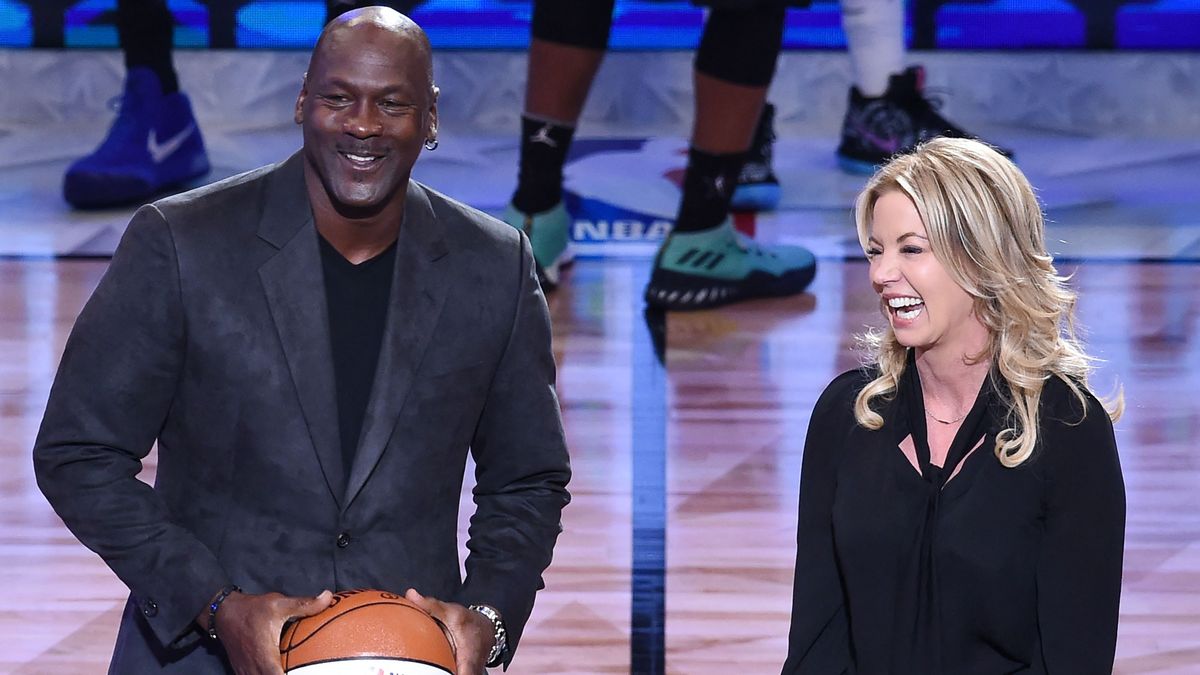 A Lakers tulaja, Jeanie Buss a világ valaha volt legjobb kosarasával, Micheal Jordannal is jó viszonyt ápolt.