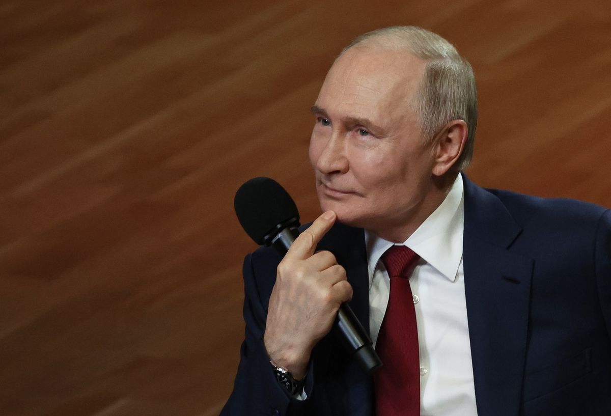 Szocsi, 2025. május 19.
Vlagyimir Putyin orosz elnök diákokkal és tanárokkal találkozika a Szíriusz Speciális Zenei Középiskolában, a Szocsi melletti Szíriusz Tudományos és Művészeti Parkban, miután telefonon beszélt Donald Trump amerikai elnökkel 2025. május 19-én.
MTI/EPA/Szputnyik/Orosz elnöki sajtószolgálat/Vjacseszlav Prokofjev