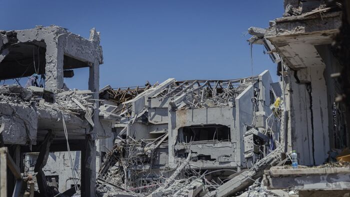 Iráni rakéta talált el egy lakóépületet az izraeli Rishon LeZionban 2025. június 14-én Fotó: AFP