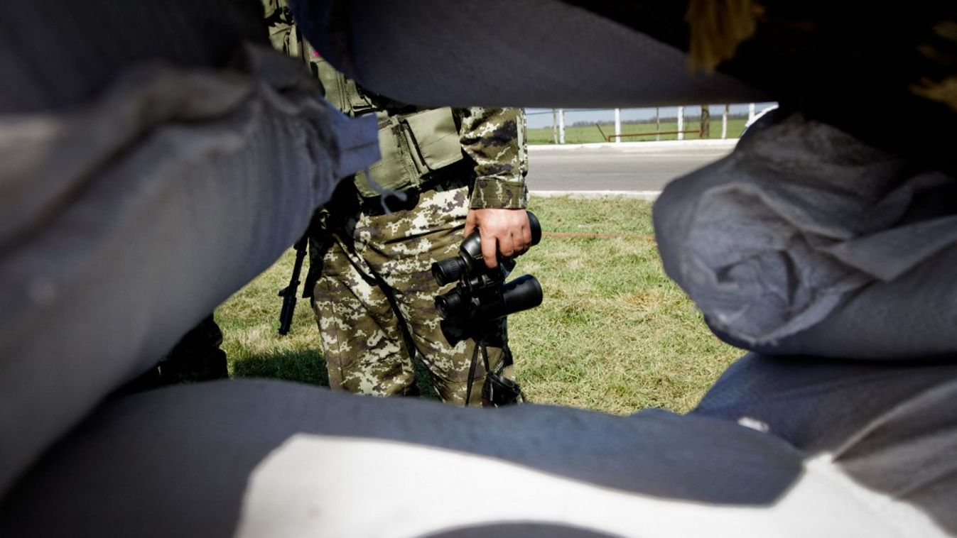 Ukrán határőrök járőröznek az ukrán-moldovai határon lévő határátkelőhelyen (Fotó: AFP)