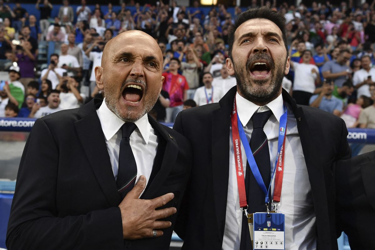 A búcsúzó Luciano Spalletti és Gianluigi Buffon átszellemülten énekli Olaszország himnuszát a Moldova elleni vb-selejtező előtt