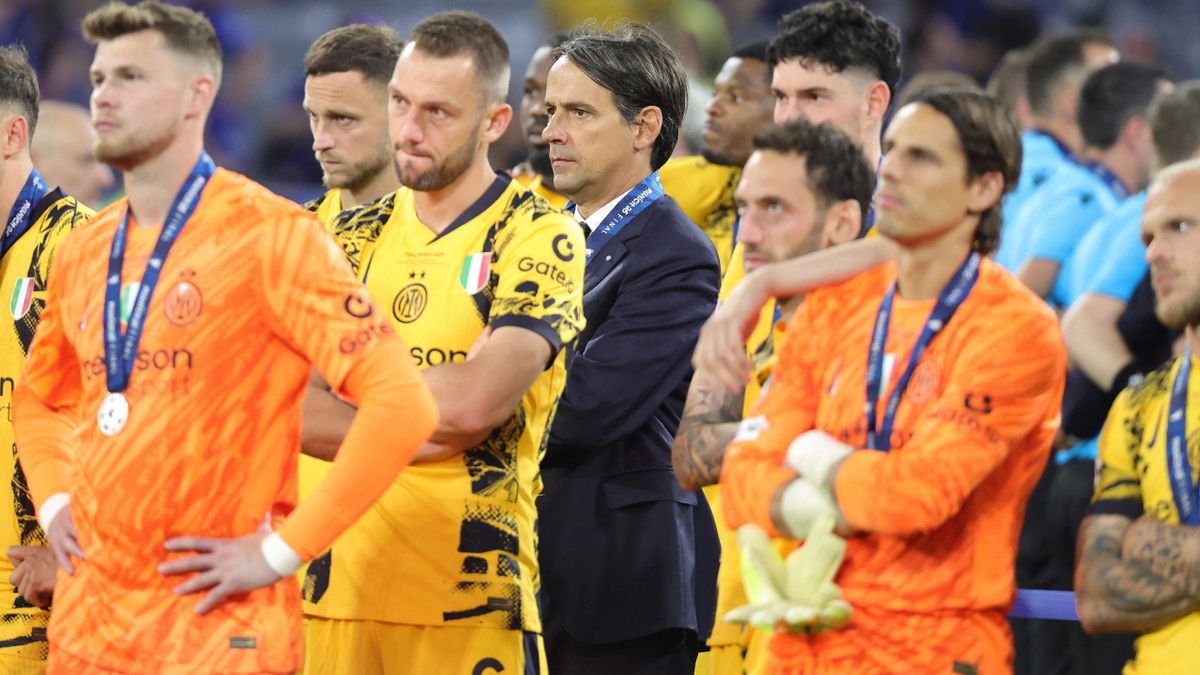 Simone Inzaghi a PSG elleni vesztes BL-döntő után az Inter játékosainak gyűrűjében.