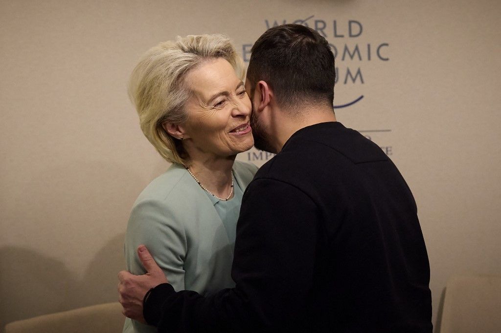 Ursula von der Leyen, az Európai Bizottság elnöke és Volodimir Zelenszkij ukrán elök (Fotó: AFP)