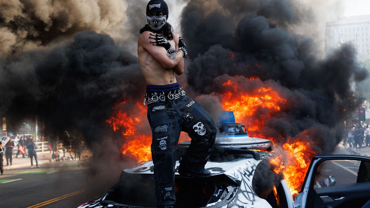 Lugas
This picture taken on June 8, 2025 shows a protestor standing on top of a burning Waymo vehicle during a demonstration following federal immigration operations in Los Angeles. Demonstrators torched cars and scuffled with security forces in Los Angeles on June 8, as police kept protestors away from the National Guard troops President Donald Trump sent to the streets of the second biggest US city. (Photo by BLAKE FAGAN / AFP)