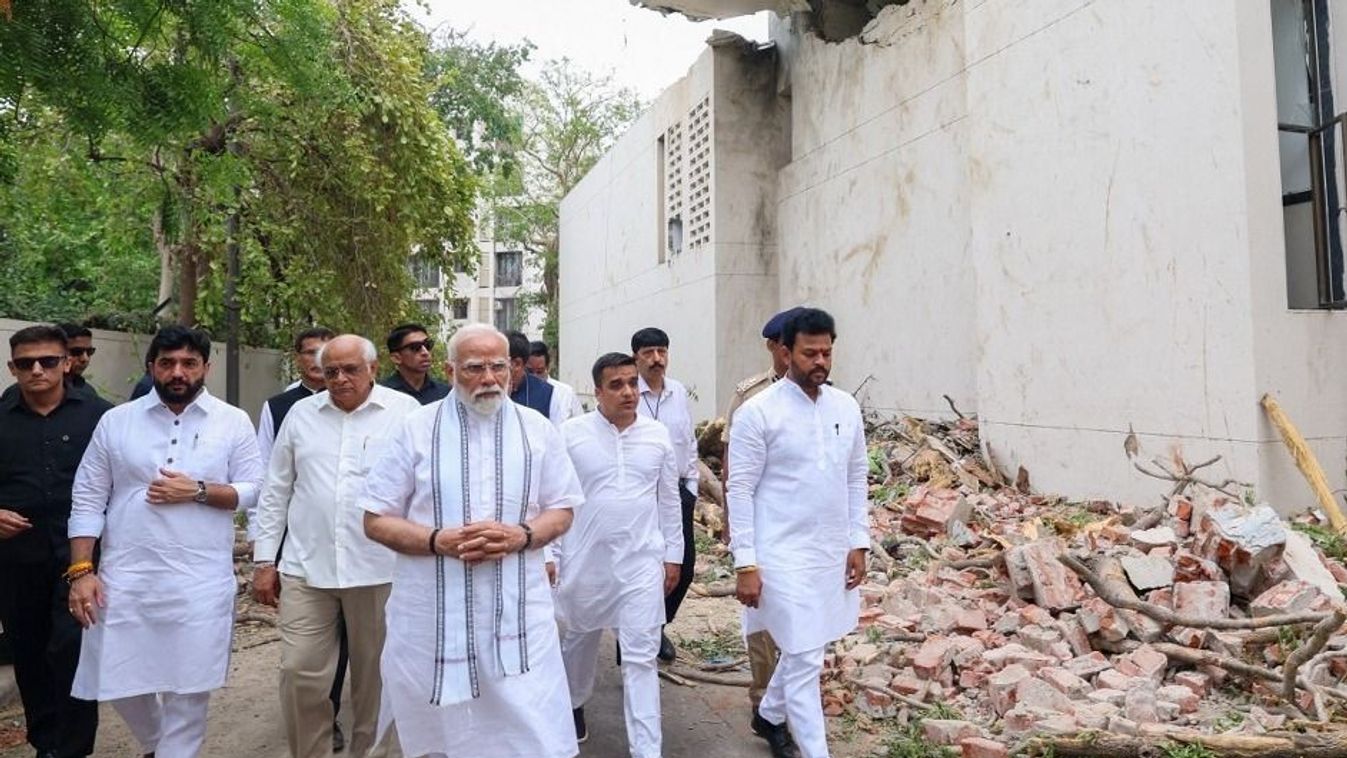 Narendra Modi indiai miniszterelnök meglátogatja a baleset helyszínét (Fotó: AFP)
