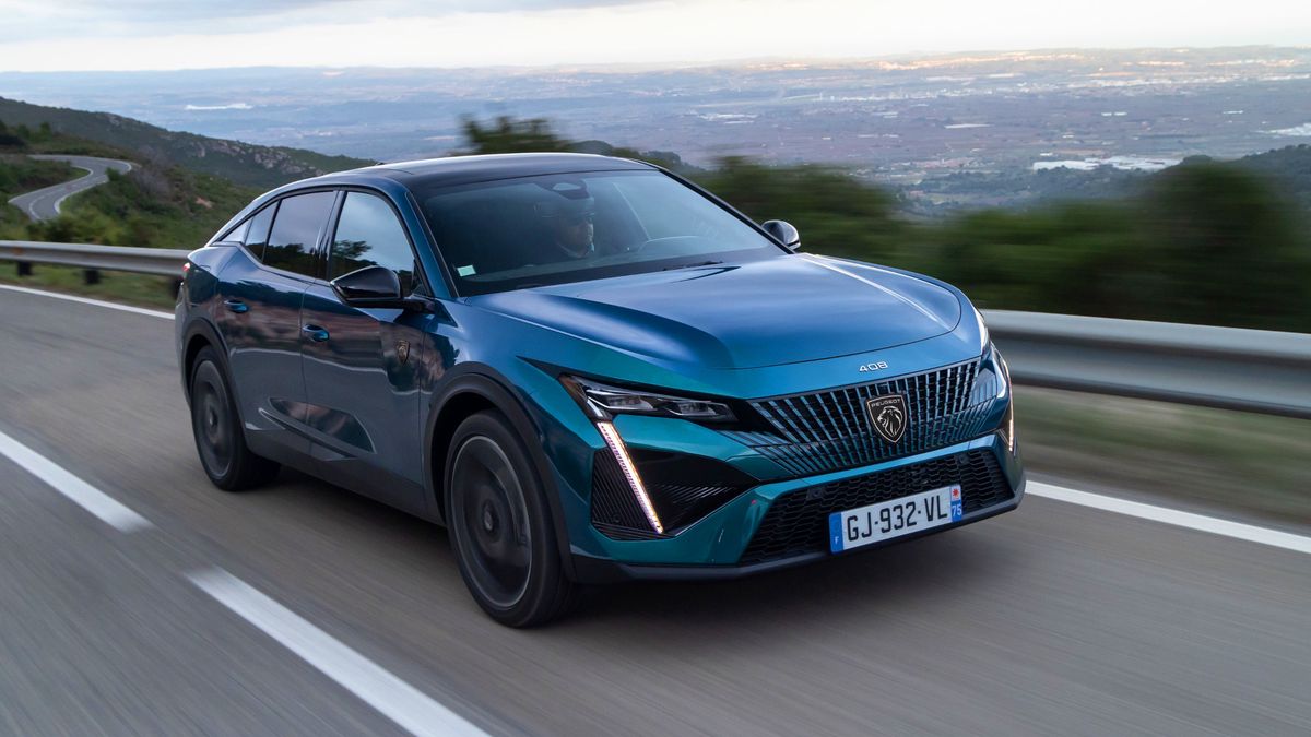 Továbbgondolták a Peugeot 308 és 408 PHEV-hajtását