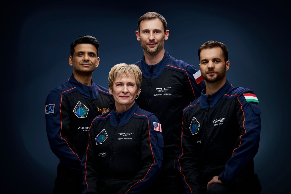 Egyesült Államok, 2025. június 10.
Az Axiom Space képén Subhansu Sukla indiai, Peggy Whitson amerikai, Slawosz Uznanski-Wisniewski lengyel űrhajós és Kapu Tibor űrhajós (b-j). A négy asztronauta a tervek szerint 2025. június 11-én indul a SpaceX Dragon űrhajójának fedélzetén a Föld körül keringő Nemzetközi Űrállomásra.
MTI/AP/Axiom Space