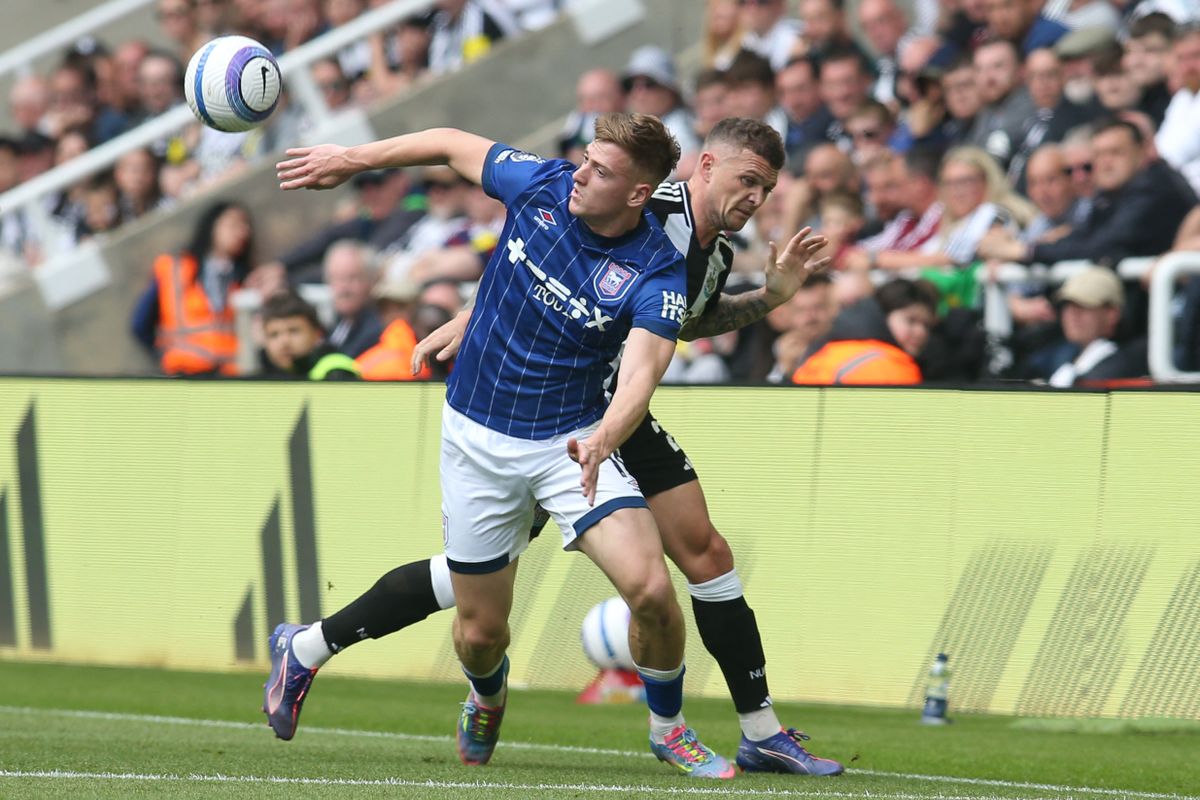 Az FTC edző fia, Liam Delap (kékben) 12 gólt szerzett a Premier League mostani kiírásában