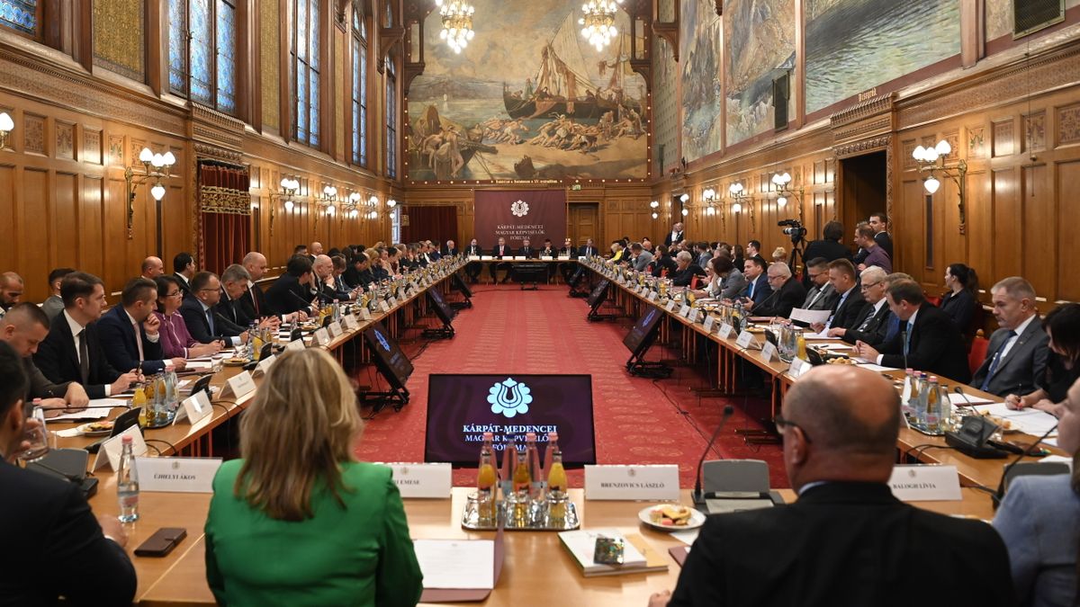 A Kárpát-medencei Magyar Képviselők Fórumának plenáris ülése az Országház Vadásztermében 2025. június 5-én. Szemben középen Orbán Viktor miniszterelnök (b3) és Kövér László, az Országgyűlés elnöke (b4), balról Pánczél Károly, az Országgyűlés nemzeti összetartozás bizottságának fideszes elnöke (b) és Nacsa Lőrinc, a Miniszterelnökség nemzetpolitikáért felelős államtitkára (b2), jobbról Veress László, a házelnök kabinetfőnöke (b5), Kovács Krisztián, az Országgyűlés Hivatalának külügyi igazgatója (b6) és Sárdi Péter, az Országgyűlés elnökének külügyi főtanácsadója, az Országgyűlés Hivatalának nyugalmazott külügyi igazgatója (j) (Fotó: MTI/Máthé Zoltán)
