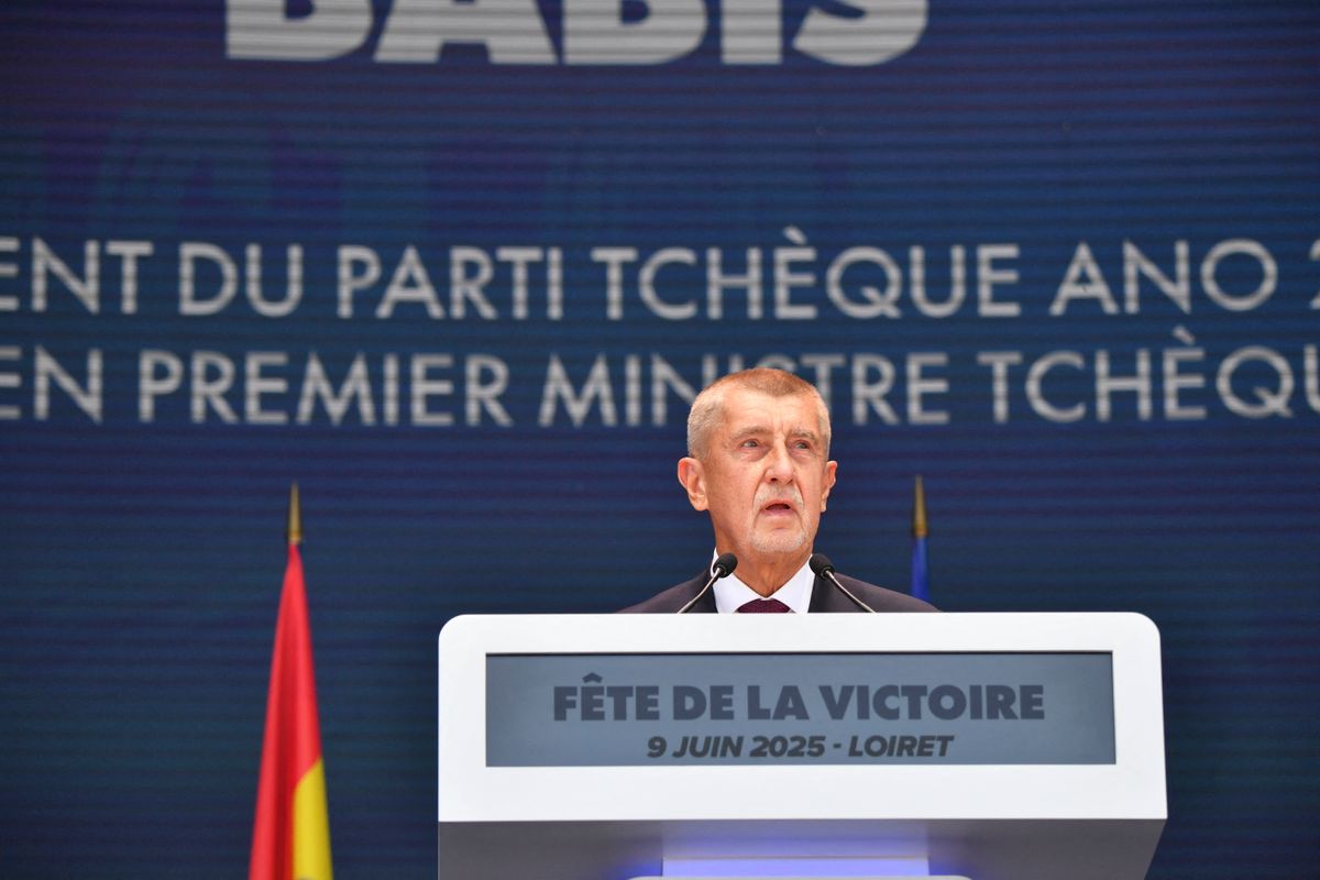 A Patrióták Európáért mozgalom Franciaországban ünnepelt. Andrej Babis szerint az EU-t a bürokratikus gépezet vezette zsákutcába.
