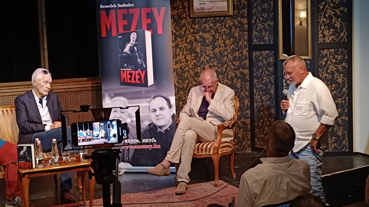 Bognár György több emléket is felelevenített a könyvbemutatón Mezey Györgyről.