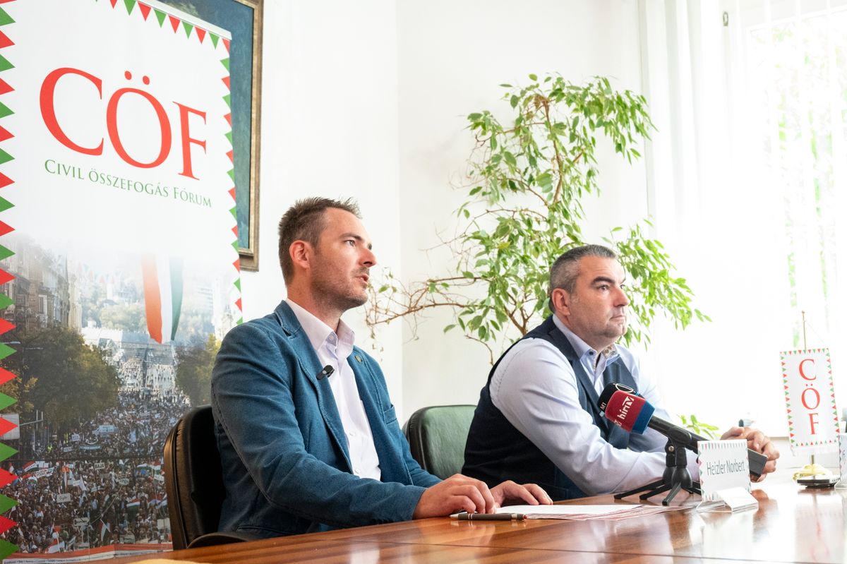 Budapest, 2025. június 11.
Heizler Norbert, a CÖF-CÖKA operatív igazgatója és ifj. Lomnici Zoltán, a CÖF-CÖKA szóvivője (b-j) a Civil Összefogás Fórum - Civil Összefogás Közhasznú Alapítvány (CÖF-CÖKA), az Egyre átláthatatlanabb a hazai NGO-k pénzügyi helyzete, valamint az Átlátszó.hu és az Átlátszónet Alapítvány, mint a külföldről érkező pénzek zsoldosai címmel tartott sajtótájékoztatóján a CÖF-CÖKA budapesti irodájában 2025. június 11-én.
MTI/Szigetváry Zsolt