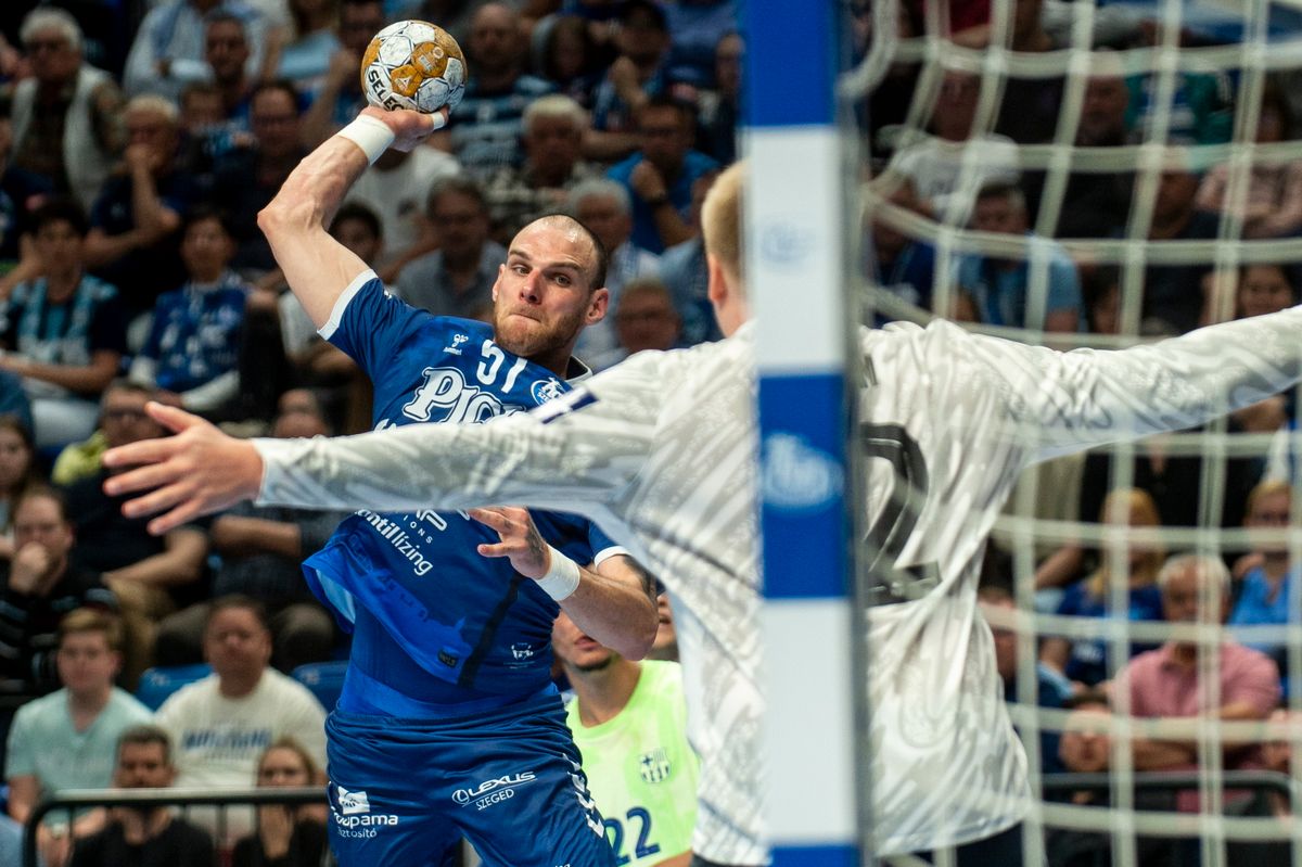 Emil Nielsen Szeged, 2025. április 24.Borut Mackovsek b) és Emil Nielsen, a Barcelona (j) játékosa a kézilabda férfi Bajnokok Ligája negyeddöntőjében játszott OTP Bank-Pick Szeged - Barcelona mérkőzésen a szegedi Pick Arénában 2025. április 24-én.MTI/Ujvári Sándor
