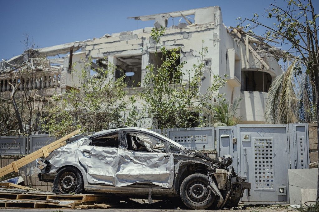 Autó az iráni rakétatámadás után az izraeli Rishon LeZion egyik utcáján Fotó: AFP
