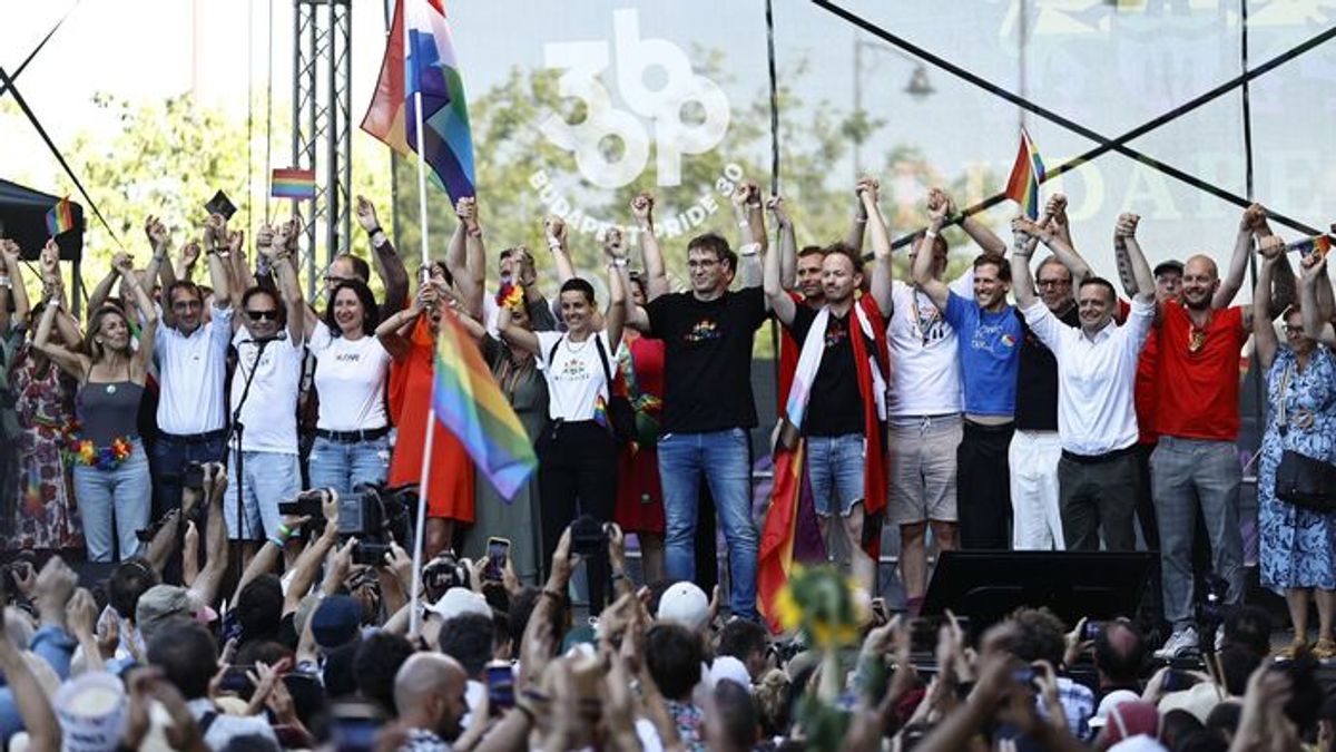 Mayor,  Opposition Leaders Fulfill Brussels's Expectation at Budapest Pride