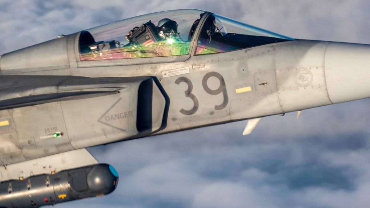 Elképesztő felvételen, ahogy célba talál a magyar Gripen bombája + videó