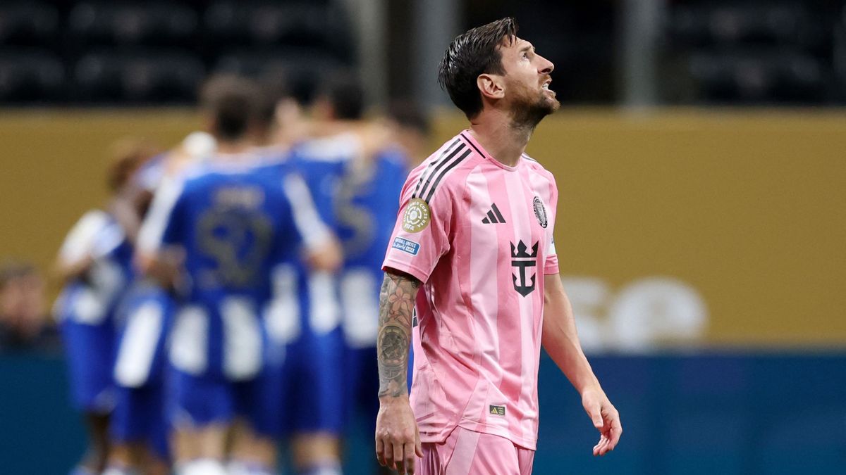 Messi morcos lett Samutól, aztán mindenkit elkápráztatott egy nagy bukfence után + videó