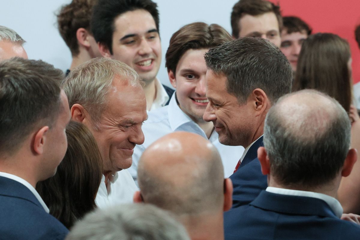 Varsó, 2025. június 2.
Rafal Trzaskowski varsói főpolgármester, a lengyel kormánykoalíció fő ereje, a Polgári Koalíció (KO) párt államfőjelöltje (k, jobbra) Donald Tusk miniszterelnökkel (k, balra) az elnökválasztás második fordulóját követő eredményváró rendezvényen Varsóban 2025. június 1-én. A választást az ellenzéki Jog és Igazságosság (PiS) párt támogatásával induló jelölt, Karol Nawrocki történész, a lengyel Nemzeti Emlékezet Intézete elnöke nyerte a szavazatok 50,89 százalékának megszerzésével, míg Trzaskowski a voksok 49,11 százalékát kapta a második fordulóban.
MTI/EPA/PAP/Pawel Supernak