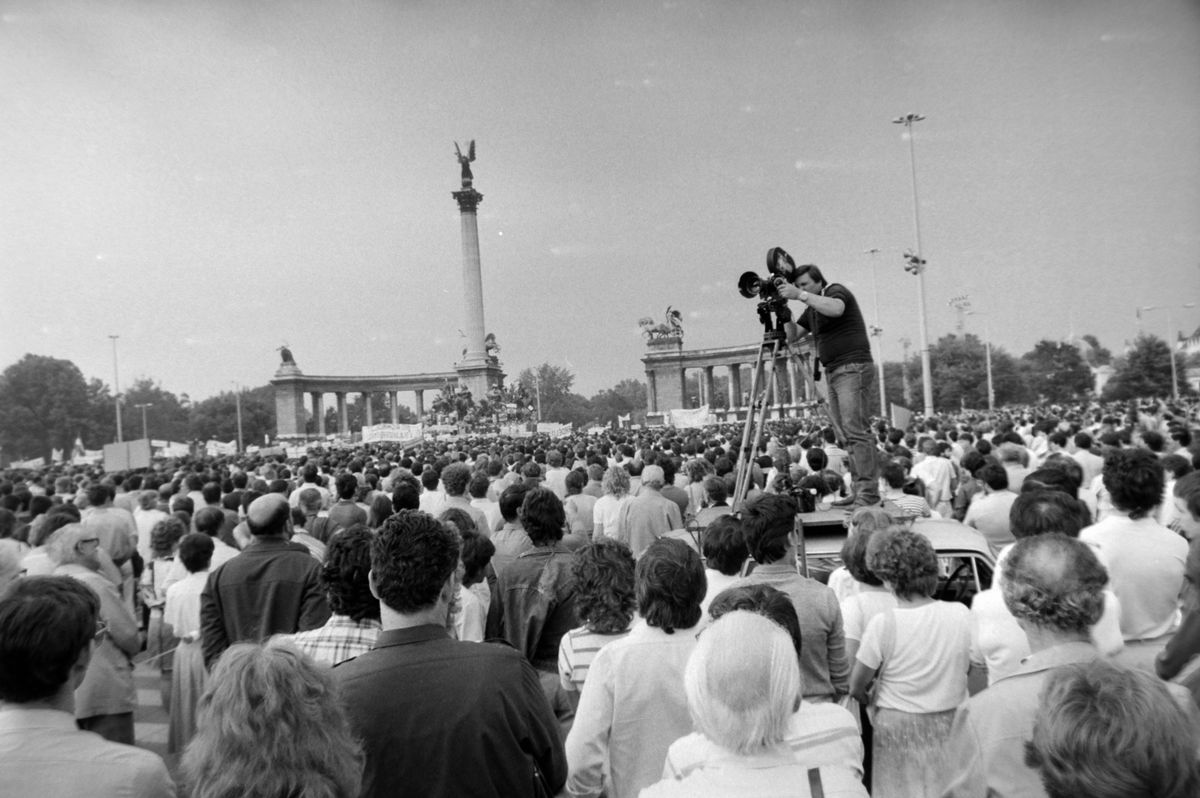 Hősök tere, az erdélyi falurombolás elleni tüntetés 1988. június 27-én.