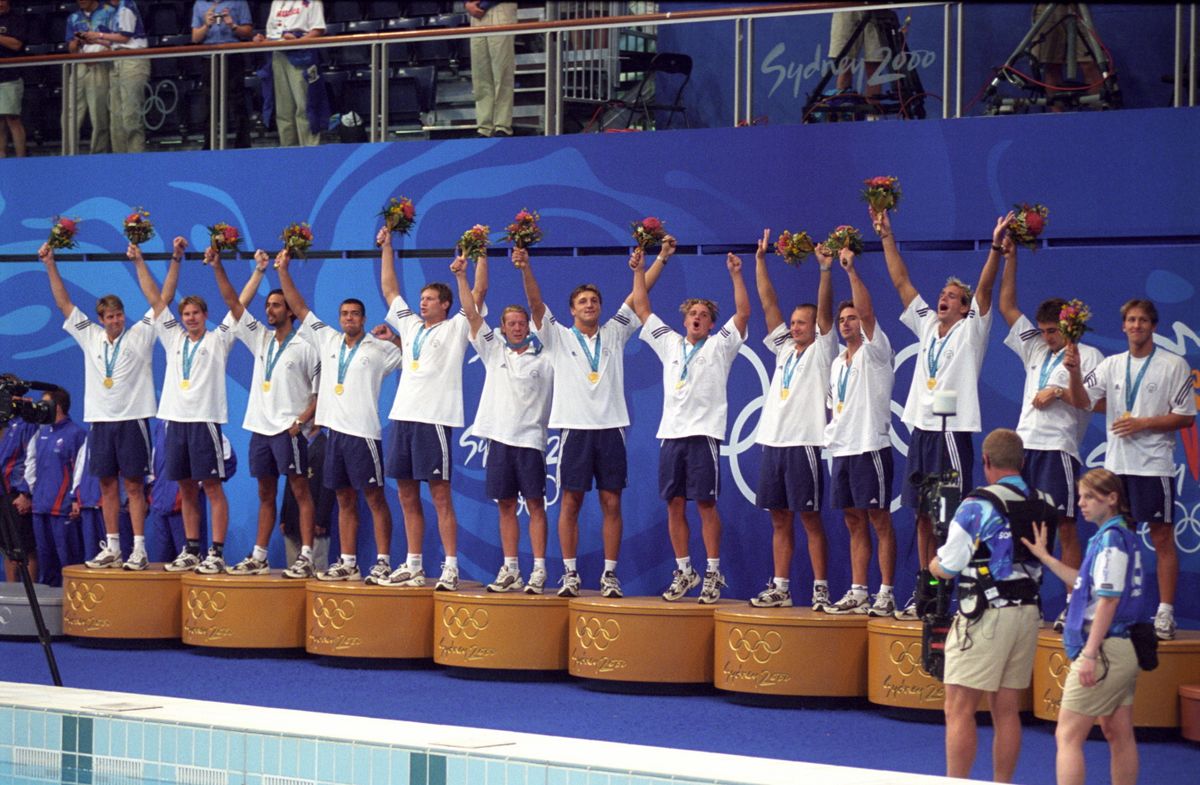 Benedek Tibor Sydney, 2000. október 1.Az aranyérmes magyar vízilabda válogatott: Kósz Zoltán, Biros Péter, Szécsi Zoltán, Steinmetz Barnabás, Vári Attila, Märcz Tamás, Kiss Gergely, Székely Bulcsú, Varga Zsolt, Benedek Tibor, Kásás Tamás, Molnár Tamás és Fodor Rajmund (b-j) a dobogón a XXVII. nyári olimpián.MTI Fotó: -