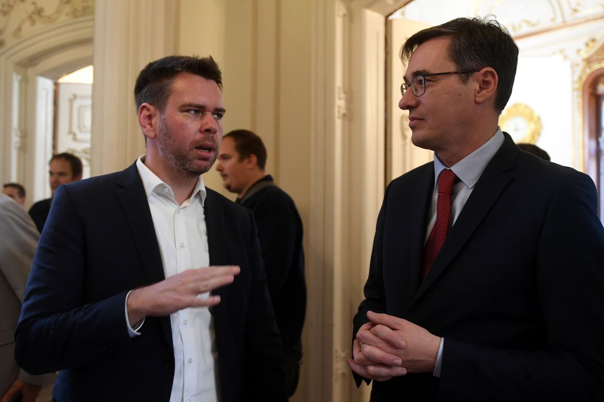 Budapest, 2024. november 15.
Vitézy Dávid, a Fővárosi Közgyűlés tagja, a Podmaniczky Mozgalom frakcióvezetője (b) és Karácsony Gergely főpolgármester a főváros napja, Budapest egyesítésének 151. évfordulója alkalmából tartott ünnepségen, amelyen díszpolgári címeket és elismeréseket adott át a Fővárosi Szabó Ervin Könyvtár - Wenckheim Palotában 2024. november 15-én.
MTI/Kovács Attila