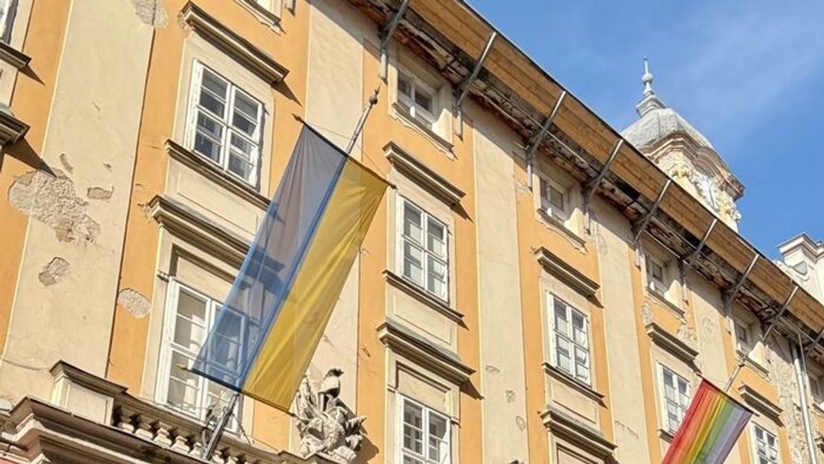 Budapest Mayor Displays Ukraine, Pride Flag but Not Hungarian
