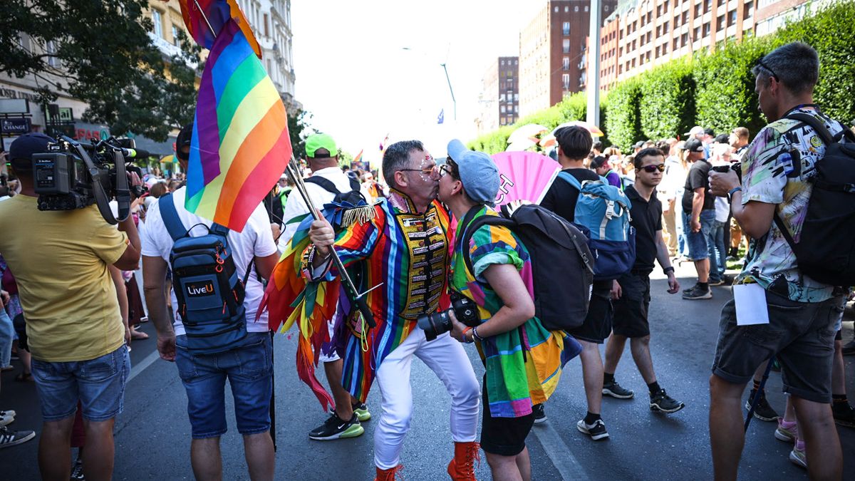 Hormonkezelést propagáló kiadványokat osztogatott a pride-on a Soros-szervezet