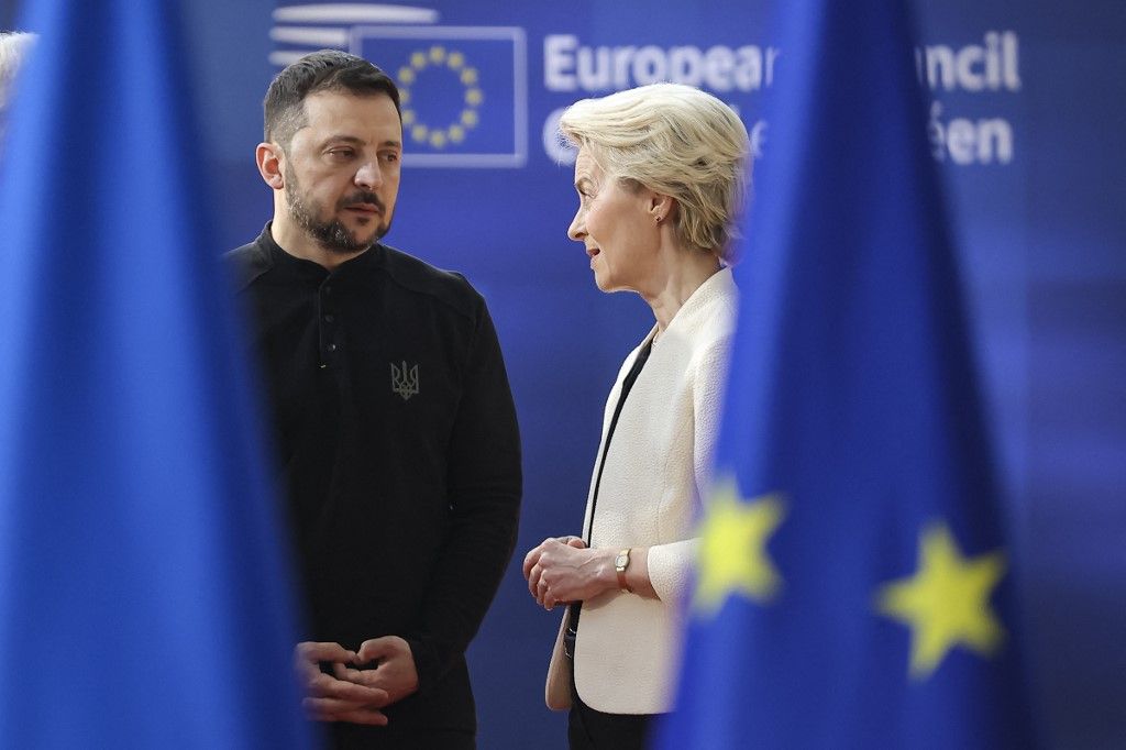 Ursula von der Leyen (J) az Európai Bizottság elnöke és Volodimir Zelenszkij. Ukrajna elnöke mindenkit a frontra küldene, folytatódik a kényszersorozás (Fotó: AFP)